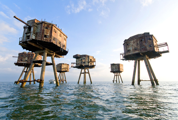 7.) Benteng Maunsell (Laut Utara, Inggris): Ini dirancang untuk melindungi Inggris dari kemungkinan invasi Nazi selama Perang Dunia II. Hari ini, mereka kosong dan hantu menjaga pantai (kecuali kadang-kadang burung laut dan perusak).