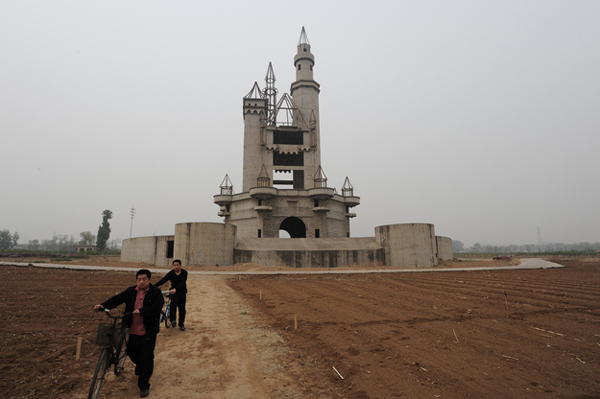 10.) Wonderland (China): Wonderland seharusnya menjadi versi China dari Disneyland, tetapi jauh lebih besar. Proyek ini terbengkalai karena masalah konstruksi. Reruntuhan taman hiburan masih berada di tengah lapangan kosong dan terbuka untuk para petualang.