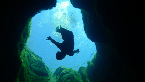 11.) Jacobs Well, Texas: Sumber air panas alami ini memiliki kedalaman lebih dari 100 kaki. Meskipun bebatuan tajam menonjol dari semua sisi, banyak penduduk setempat yang menyelam ke dalam sumur untuk rekreasi. Penyelam scuba menjelajahi kedalaman sumur ini, tapi hati-hati. Selama bertahun-tahun, penyelam pemula meninggal di dalam sumur.