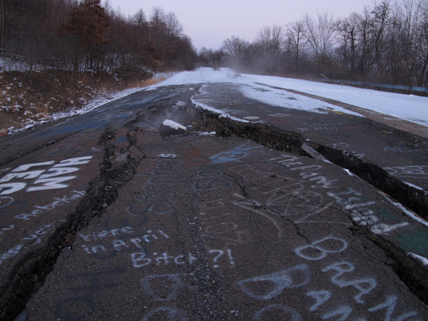 15.) Centralia (Pennsylvania): Ini adalah salah satu kota pertambangan yang sibuk sampai urat batu bara di bawah kota menyala. Api berbahaya ini telah berkobar sejak tahun 1962. Kota itu ditinggalkan kecuali sekitar 10 orang yang masih tinggal di sana. Kota yang menakutkan adalah inspirasi visual untuk film horor Silent Hill.