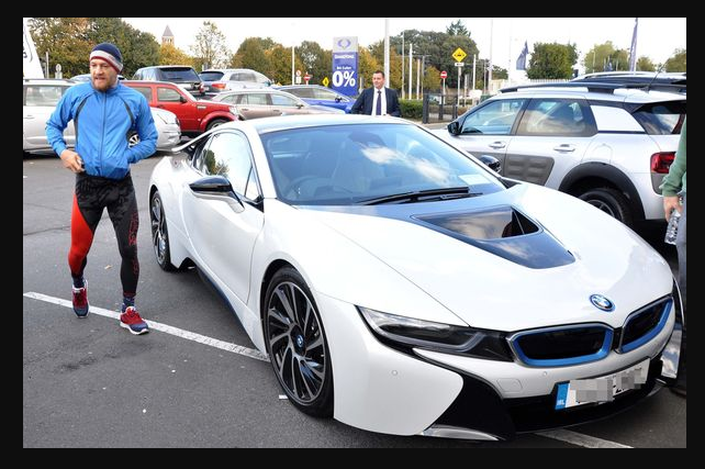 mobil BMW i8 McGregor UFC