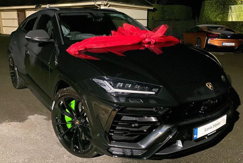 mobil mewah lamborghini urus mcgregor UFC